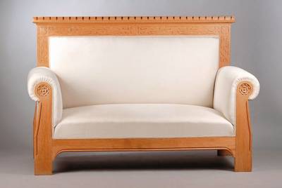 Sofa, deutsch um 1895-1905, Eiche massiv, im sog. germanischen Stil, Lehne mit Schnitzereien aus dem Vollholz und Zahnfries, alte Polsterung, Bezug ...