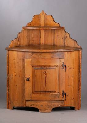 Eckschrank, süddeutsch um 1800-20, Weichholz, einfach gebogt, Inlet doppelt getreppt, ursprünglich bunt bemalt, ca. 124x96x73cm, alte Restaurierung