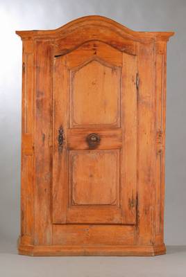 1-türiger Bauernschrank, süddeutsch um 1800,Weichholz, ursprünglich bemalt, vorne mit abgeflachten Ecken, Front auf Rahmen gearbeitet, Inlets ...
