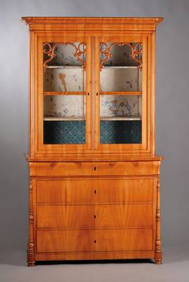 Aufsatzvitrine, Darmstadt um 1850, Biedermeier, Kirschbaum massiv und furniert, Kopf unterschiedlich profiliert u.a. gefriest,Unterteil 4-schübig ...