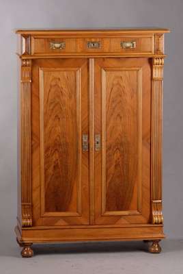 Vertiko, deutsch um 1890-1900, Gründerzeit, Nußbaumfurnier, 1-schübig, 2- türig, seitl. Säulenandeutung, diese gerieft mit Volutenenden, ...