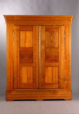 Dielenschrank, Baden um 1830/40, komplett auf Rahmen gearbeitet Kernholz Esche, ausgesuchtes Kernholz, z.T. spiegelbildlich verarbeitet dadurch ...