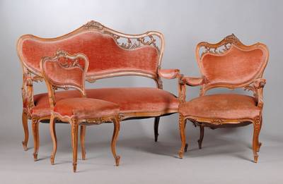 Salonmöbel, wohl Frankreich um 1890, massiv Nussbaum, freie Schnitzereien aus dem Vollholz in z. T. asymmetrischer Anordnung, partiell ...