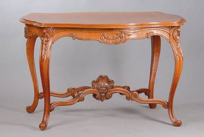 Salontisch, Frankreich um 1890, Nussbaum massiv, sog. Rokokostil, Zarge und Beine geschweift, feine Schnitzereien aus dem Vollholz, Beine durch ...