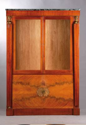 Vitrine, Empirestil, um 1900, Marmorplatte, Mahagonifurnier, Kopf mit umlaufender goldfarbener Leiste, seitl. Maskaronen aus Messing auf Pilaster, ...