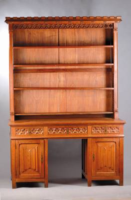 Aufsatzschreibtisch, Frankreich um 1890, Neu-Gothik, Eiche massiv, wohl ehemaliges Sakristeimöbel, Giebel gefriest mit Ballenblumenverzierung in ...