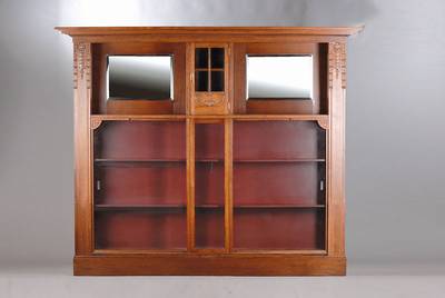 Vitrine, Jugendstil, aus ehemaligem Sofaumbau um 1905, später zur Vitrine umgebaut, Eiche massiv, Kopf 6-fach getreppt, horizontal 3-geteilt, mittig ...