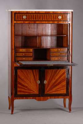 Standsekretär, Frankreich um 1770/80, Rosenholz und Palisander, gespiegelt verlegt , eingelegt in Sternform, Marmorplatte, ge- schweifte Füße, ...