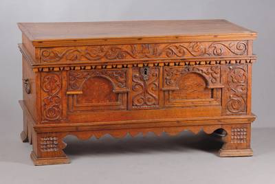 Barocktruhe, sog. Flachdeckeltruhe, Nordwestdeutschland, unter Verwendung alter Teile um 1870 zur Truhe umgebaut, Eiche massiv, profilierte Leisten, ...