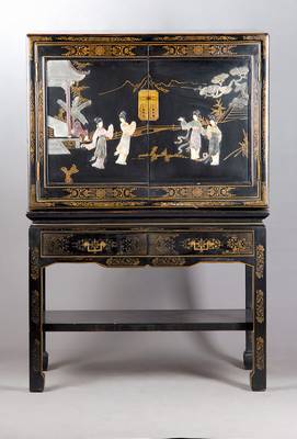 Drehbarer Stollenschrank, Japan 20.Jh., Korpus Eiche, Schwarz gelackt, Front u. Seiten mit asiatischer Szenerie in verschiedenen Mineralien, ...