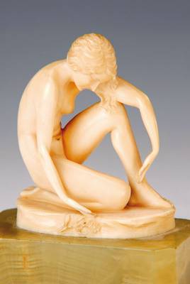 Skulptur, Erbach, um 1910, signiert Ludwig Walther, Elfenbein, Darstellung eines weiblichen sitzenden Aktes, auf Onyxsockel gearbeitet, ...