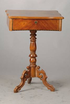 Nähtischchen, Gründerzeit um 1890/1900, Nussbaumfurnier doppelt gespiegelt verlegt, Korpus Weichholz, 1-schübig mit Schlüssel, stilüblich reich ...