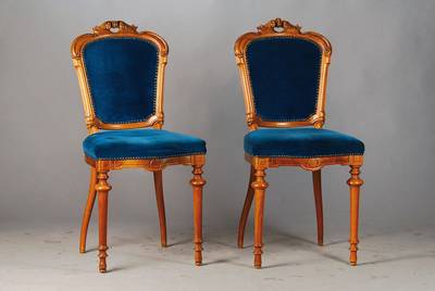 Paar Stühle, Louis-Philip um 1860/70, Lehne geschweift mit floraler Bekrönung, Vorderbeine balustiert, H. ca. 100 cm, Sh. ca. 53 cm,