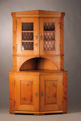 Aufsatzeckschrank, Region Bodensee um 1830/40, Kiefer, Eiche und Obstholz, klassizistisches Erscheinungsbild, flacher Dreiecksgiebel, Aufsatz ...