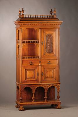 Kabinettschrank, deutsch um 1880/1890, Nussbaumfurnier auf Eichekorpus, Kopf mit Balusterfialen und Balustrade, vielfach unterschiedlichst ...
