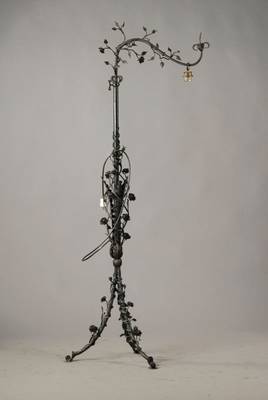 Stehlampe, deutsch um 1900, Schmiedeeisen, ergiebiges Rosendekor, spätere Elektrifizierung, unikat, ca. 178 cm,