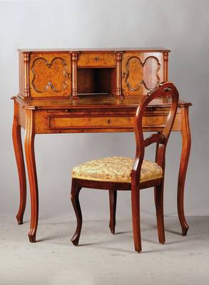Sekretär, deutsch, um 1850, Nußbaumfurnier, mit Aufsatz, große Schublade und ausziehbare Arbeitsplatte mit Lederaufsatz, Galerie fehlt, ...