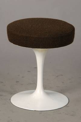 Tulip Hocker, Entwurf Eero Saarinen, um 1955-1956, Stahlfuß, Polstersitz, aufgrund der Kunststofftechnologie konnte Saarinen keinen Stuhl aus einem ...