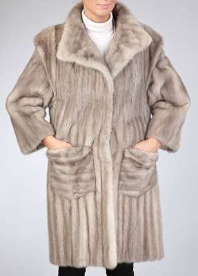 Silbergrauer Nerzmantel, Gr. ca. 36, 2 aufgelegte Taschen, Stehkragen, graues Innen- futter, Rückenl. ca. 106 cm