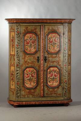 Bauernschrank, 1.H. 19.Jh., Weichholz in alter Fassung, Kopf 5-fach getreppt, 2-türig, je doppelt kassettiert, Ecken abgeplattet, Innenleben mit 3 ...