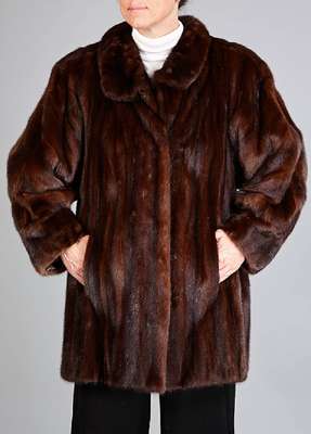Nerzlongjacke, Gr. ca. 42, braune Nerzfellelängs- bzw. an den Ärmeln querverarbeitet, Kragen mit Zierknopf, 2 seitl. Einschubtaschen, braun ...