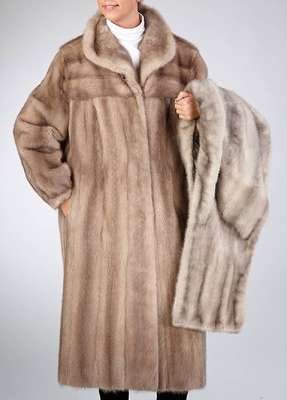 Konvolut mit Nerz, 1 x Nerzmantel, braun- beige, Gr. ca. 44, Label: Pelzhaus Arzt, Kaiserslautern,2 Einschubtaschen, Rückenl. ca.110 cm, 1 x ...