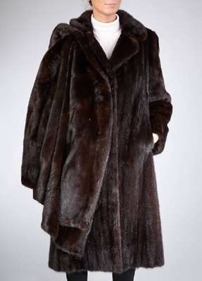 Konvolut Nerzmantel und -Jacke, Gr. ca. 42, Innenfutter braun gemustert, 2 seitl. Einschubtaschen, l. ausgestellte Form, Rückenl. ca. 115 cm, Jacke: ...