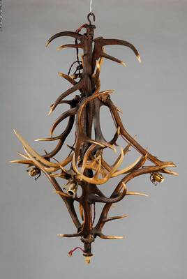 Deckenlampe, deutsch 1.H. 20.Jh., aus Geweihteilen zusammengesetzt, drei Brennstellen, Elektrifizierung nicht geprüft, H. ca. 130cm, D. ca. 90cm