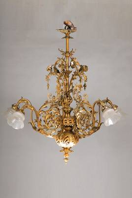 Große Deckenlampe, deutsch, um 1870-1890, Messingguß, reich verziert mit Rocaillen und Ranken, Greifen, 5 Brennstellen mit mattierten Glasschirmen, ...