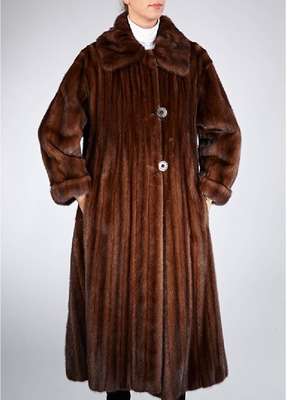 JOOP-Nerzmantel, Gr. 38/40, braune female Felle (Ursprung USA), Gehschlitze, Ärmel mit Umschlag, 2 Einschub- taschen, 3 Knöpfe, braunes ...