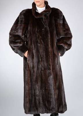 Nerzmantel, Gr. ca. 42/44, schwarze Felle längs verarbeitet, Ärmel mit Manschetten, Kragen mit 2 Zierknöpfen, schwarz gemustertes Innenfutter mit ...