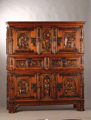 Fassadenschrank, Italien 2.H. 20.Jh., Neo- Gotik bzw. -Renaissance, Kastanienholz, reicheFassadenarchitektur und Reliefschnitzwerk, Kopf fein ...