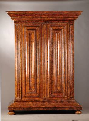 Wellenschrank, 20.Jh., Barock-Stil, Wurzelnussfurnier, Kopf weit ausladend und vielfach profiliert, Front gewellt, Seiten vereinfacht kassettiert, ...
