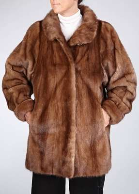 Nerzlongjacke, Gr. ca. 42, Label: Schreiter/Wiesbaden, braunes Innenfutter, 2 seitl. Einschubtaschen, Ärmel mit Umschlag, Kragen mit Zierknopf, ...