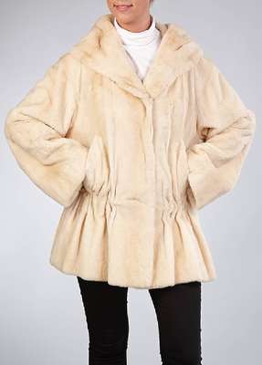 Longjacke aus Samtwiesel mit Kapuze, Gr. ca. 36/38, cremefarb. Felle, große Kapuze, Tunnelzug hüftig, Innenfutter rosefarb., leicht fleckig, ...