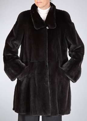 Schwarzer Samtnerzkurzmantel, Gr. ca. 46, Label: Saga Mink, Superb Quality, Ranched Mink, ausgestellte Ärmel, 2 Einschubtaschen, Gehschlitze, ...