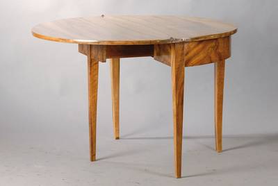 Halbmondtisch, bzw. Demi-Lune-Tisch, 2.H 19., Nussbaum furniert u. massiv, guter Zustand, Gebr.-Sp., H. ca. 80 cm, D. ca. 116 cm