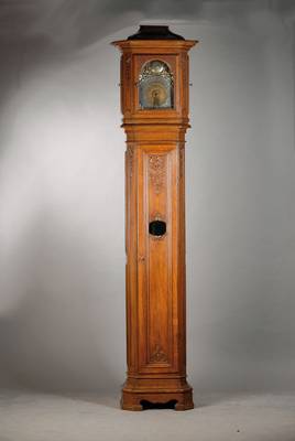 Standuhr, Aachen-Lütticher Barock, um 1760-70, reich verziertes Eichengehäuse, seitlich abgeschrägt, mit Blattornamenten, oberer Abschluss wohl ...