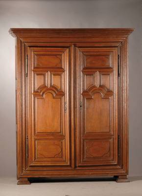 Barockschrank, Lothringen um 1770/80, Eiche massiv, Kopf unterschiedlich profiliert u. getreppt, stilübliche Kassettierung der Türen,Verwendung von ...
