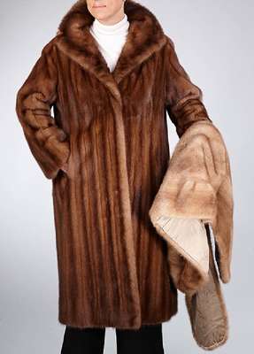 Konvolut Nerzmantel und -Jacke, Gr. ca. 44, Mantel: braune Felle, längs verarbeitet, braunes Innenfutter, Label: Scuby, Innen- tasche, Bes.-Monogr., ...