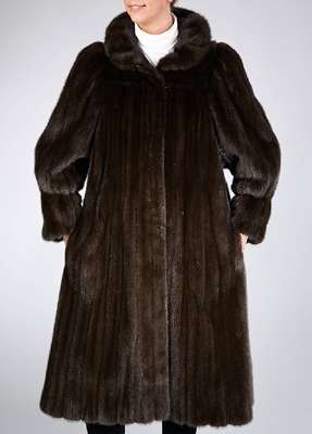 SAGA MINK-Nerzmantel, Gr. ca. 38/40, Felle längs verarbeitet, flaschengrüner Schimmer, Ärmel an Bund angeschnitten, grünes Innenfutter mit Label ...