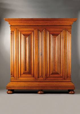 Nasenschrank, Frankfurt um 1760/70, Eiche massiv, Kopf 9-fach getreppt mit verschiedenenGesimsarten u. Halbrundstäben, Türkassetten u.Schlagleiste ...