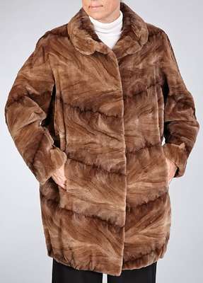Geschorene Nerzlongjacke, Gr. ca. 42/44, hellbraune Nerzstücke quer verarbeitet, 2 seitl. Einschubtaschen, braunes Innenfutter, schließt mit ...