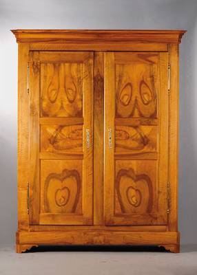 Biedermeierschrank, Freiburg um 1830, Nussbaum furniert u. massiv, Kopf vielfach getreppt, Kassettierung aus massivem Nussbaumhirnholz, auf Rahmen ...