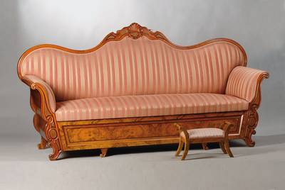 Sofa, Dänemark um 1850/60, Nussbaum furnie rt, starke Louis-Phillip-Einflüsse, Rückenlehne 3-fach geschweift mit Muschel-/Rocaillenbekrönung, ...