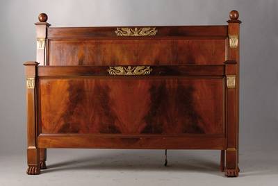 Bett, Frankreich um 1870, Empire-Stil, Mahagoni massiv, einfache Kassettierung in Pyramidenmahagoni, Kopfteil mit Kugelfialen, stilübliche ...
