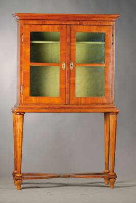 Vitrine, deutsch um 1770/80, Kirschbaumfurnier auf Weichholzkorpus, Kopf der Vitrine weich profiliert, 2-türig mit alter Verglasung, ...