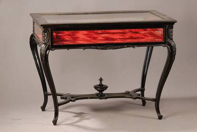 Vitrinentisch, Frankreich um 1880/90, Buche geschwärzt, z.T. facettiertes Glas, geschweifte Beine mit floraler Beschnitzung, eleganter ...