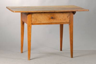 Tisch, 1830/40, Obstholz (Birne), 1- schübig, konische Beine, AKUTER Wurmbefall (Fehler im Katalog), urig u. bäuerlich, guter Zustand, ...