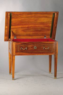 Tisch, Frankreich um 1770/80, Nussbaum furniert z.T. massiv, umlaufend kanneliert undkassettiert, konische Beine, Messingfüße, sek. stilüblicher ...